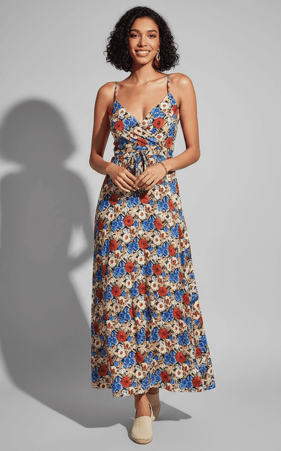 बीच वेडिंग्स और फॉर्मल रिज़ॉर्ट वियर के लिए वी-नेक के साथ व्हाइट एम्ब्रॉयडर्ड फ्लोरल मैक्सी ड्रेस