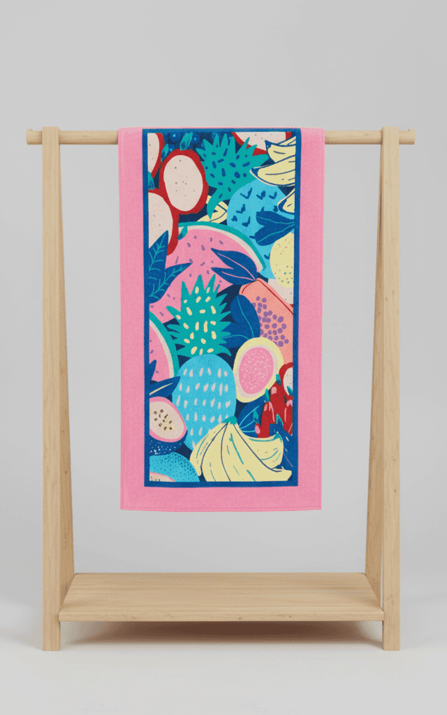 एक्जॉटिक फ्रूट्स और ब्लू बॉर्डर के साथ विब्रेंट ग्राफिक ट्रॉपिकल फ्रूट पैटर्न वाला पिंक टॉवल