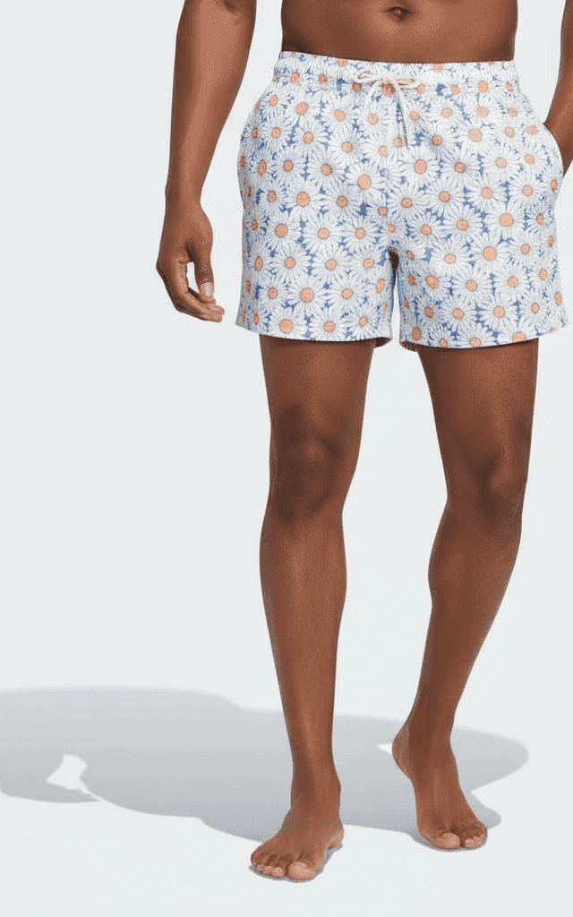 डेज़ी फ्लोरल पैटर्न स्विम ट्रंक व्हाइट, पूरे भर में चमकीले डेज़ी प्रिंट, छोटा इनसीम, गर्मियों की छुट्टियों के लिए परफेक्ट